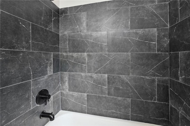 bathroom featuring tiled shower / bath combo