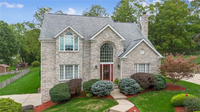 view of front of property with a front yard