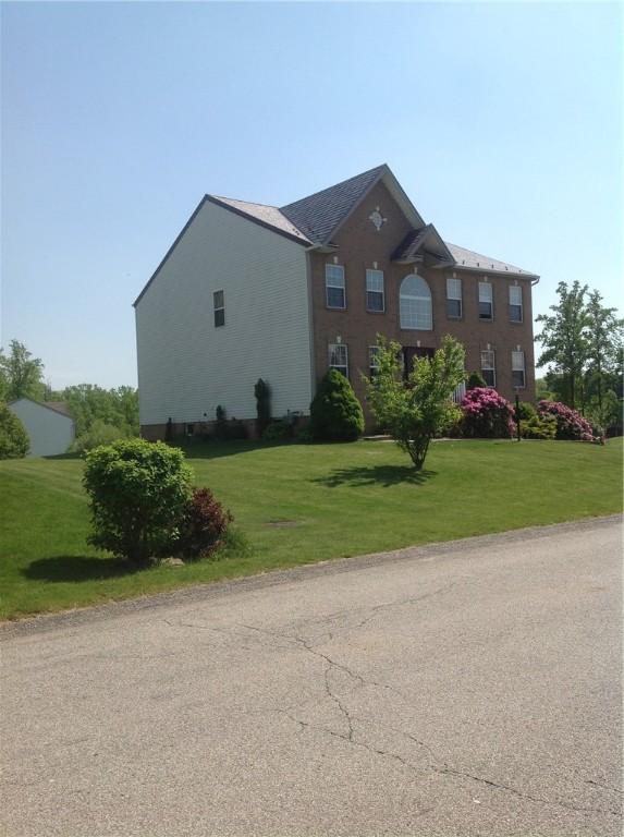 view of front of home featuring a front yard