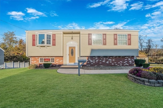 split foyer home featuring a front lawn