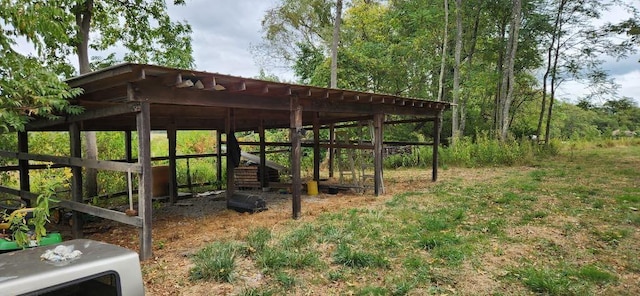 view of yard featuring an outbuilding