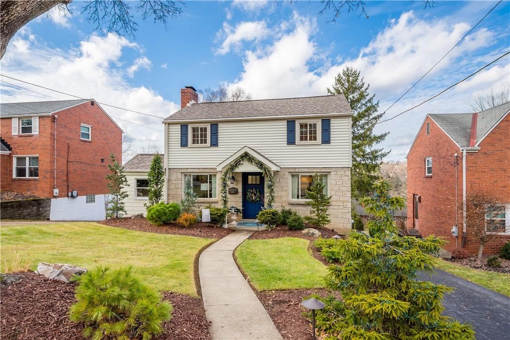 view of front of house with a front lawn