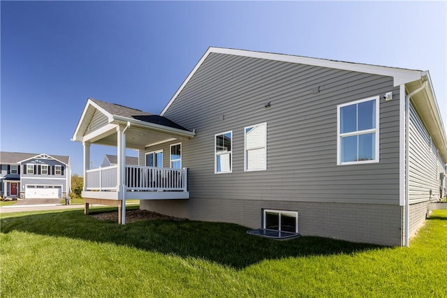 back of house featuring a lawn