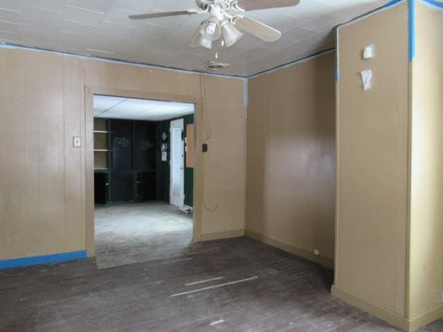 unfurnished room with ceiling fan