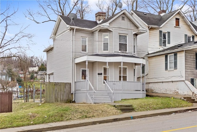 view of front of property featuring a front yard and covered porch