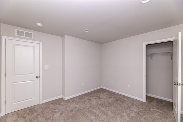 unfurnished bedroom with carpet flooring and a closet