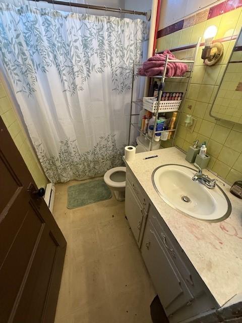 bathroom featuring tile walls, decorative backsplash, vanity, toilet, and a shower with curtain