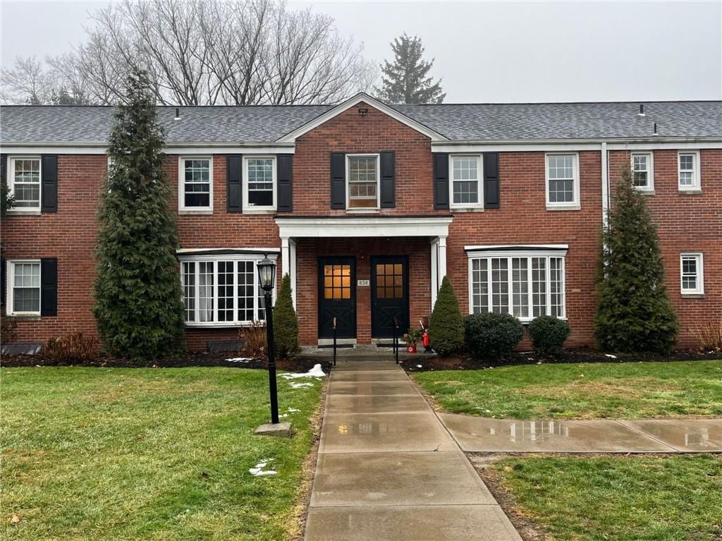 view of front of house with a front lawn