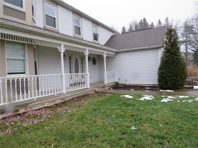 view of front facade with covered porch and a front yard