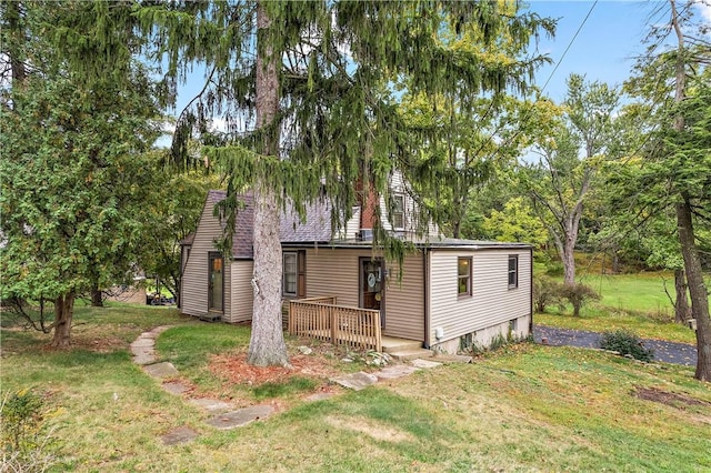 view of front of house featuring a deck and a front lawn