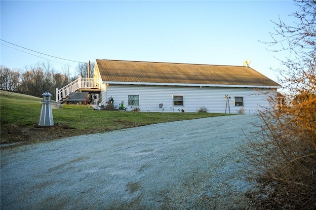 view of side of property featuring a lawn