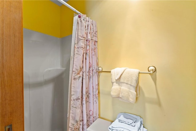 bathroom featuring curtained shower