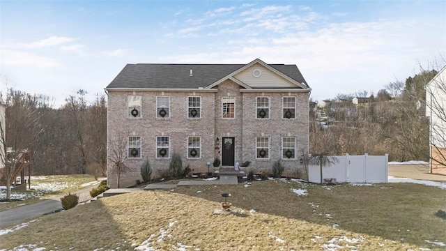 view of front of home featuring a front lawn