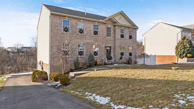 view of front facade featuring a front lawn