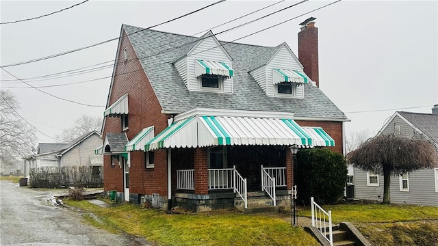 view of front facade with a front lawn and covered porch