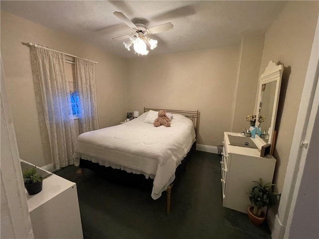 bedroom with ceiling fan