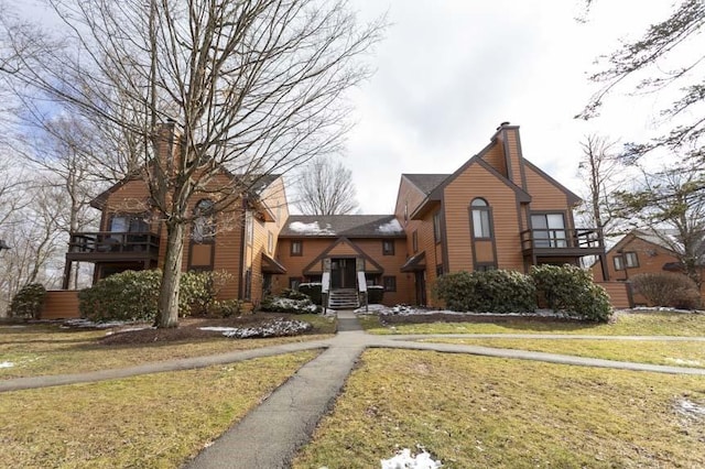 view of front of property featuring a front yard