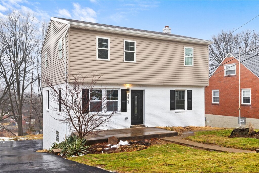 view of front of property with a front yard