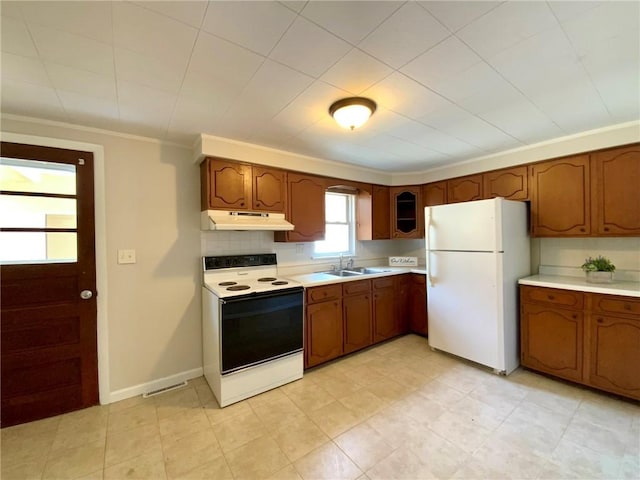 kitchen with sink, decorative backsplash, white fridge, electric range, and crown molding