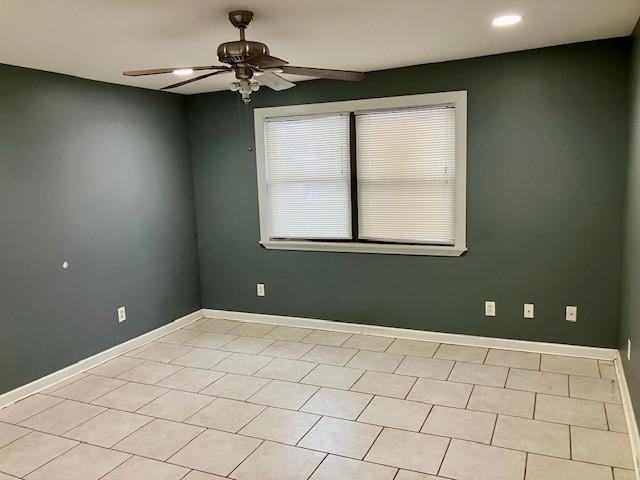 empty room featuring ceiling fan