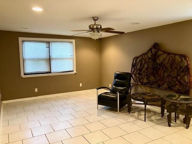 sitting room with ceiling fan