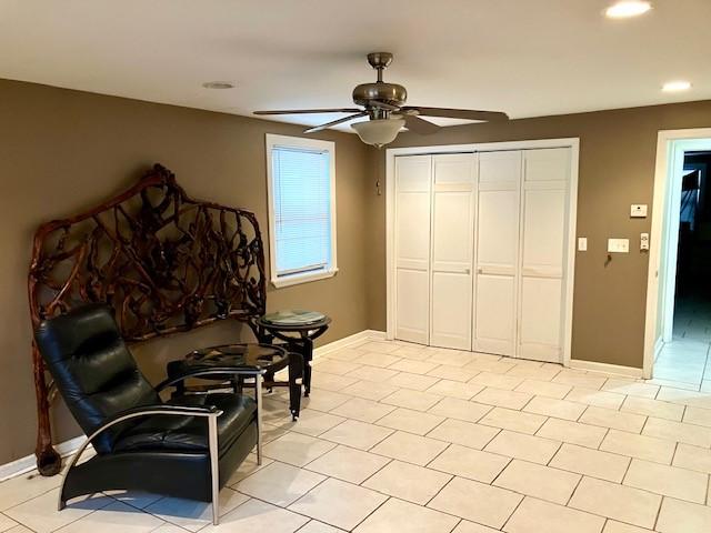 living area featuring ceiling fan