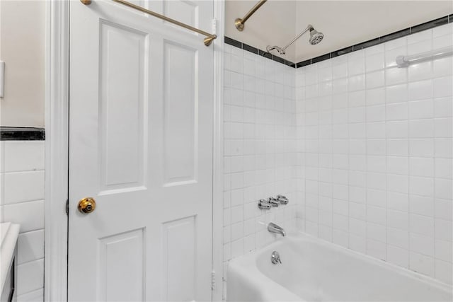 bathroom featuring tiled shower / bath combo