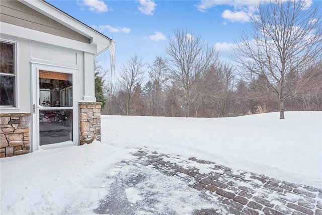 view of yard layered in snow