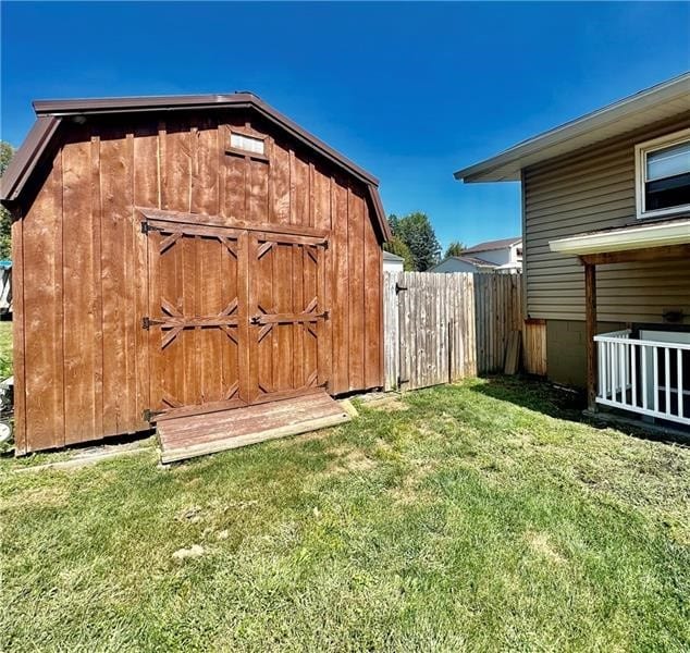 view of outdoor structure with a yard