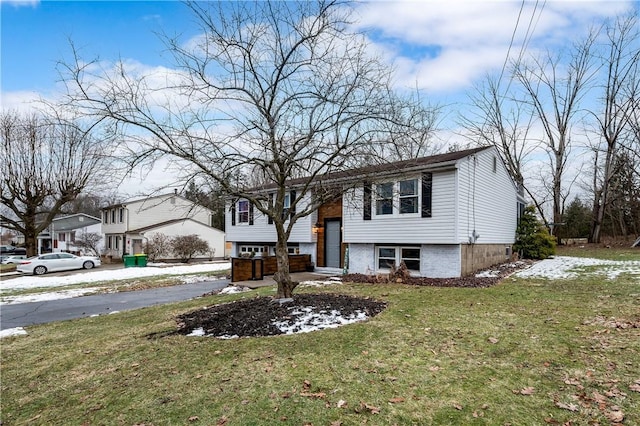 split foyer home featuring a front yard