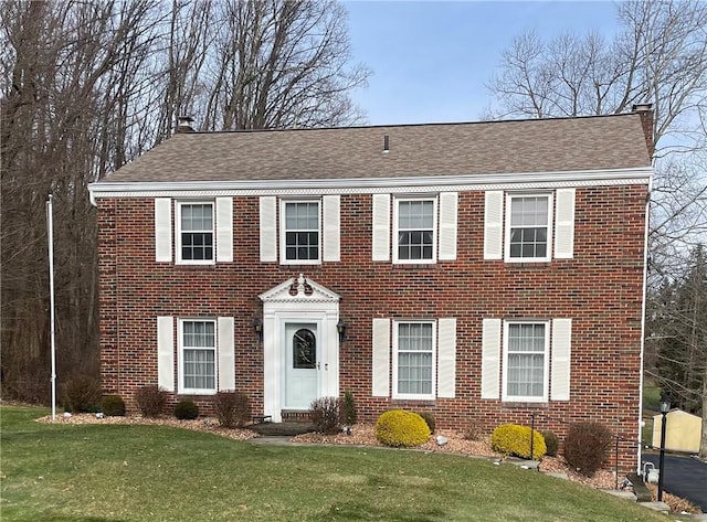 view of front of house featuring a front lawn