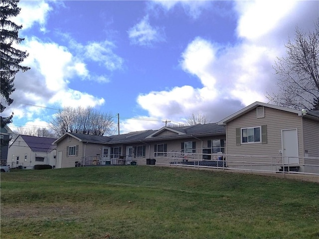 view of front facade with a front yard