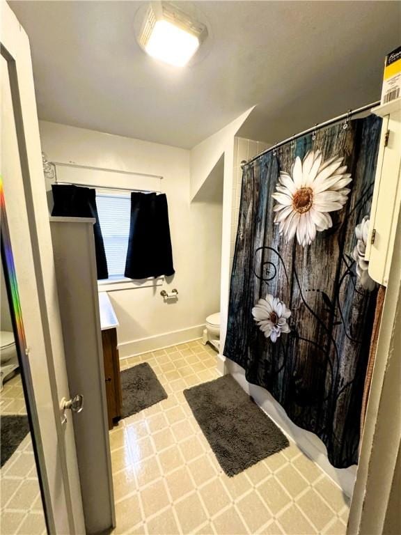 bathroom with a shower with curtain, vanity, and toilet