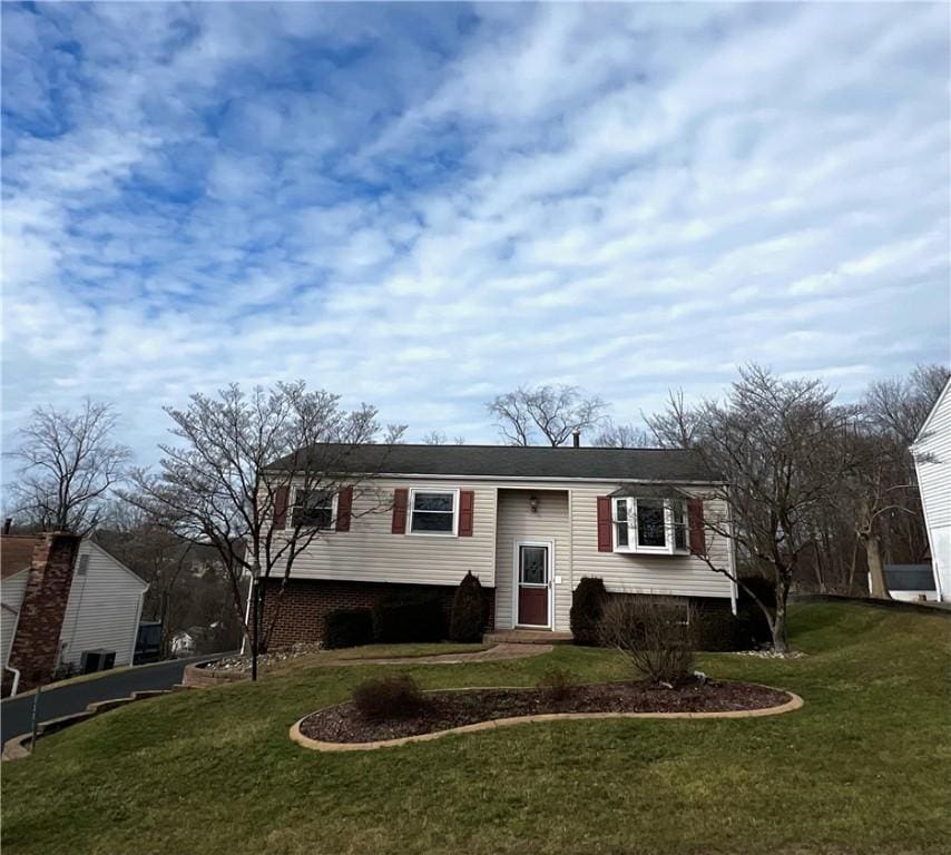 bi-level home featuring a front yard