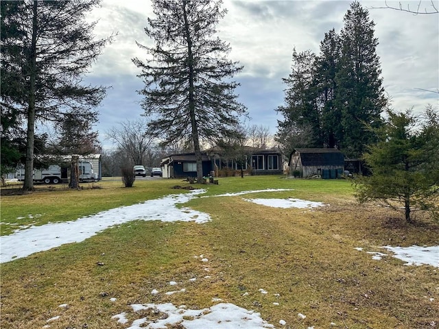 view of yard featuring a storage unit