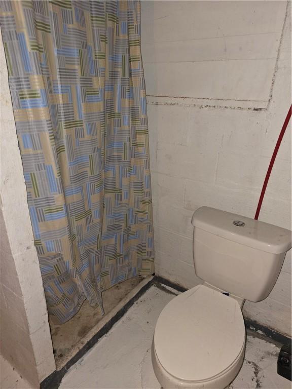 bathroom featuring toilet