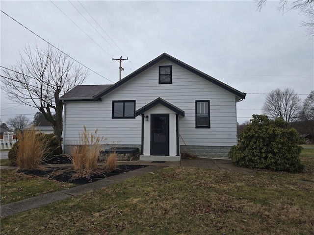 view of front of home with a front lawn