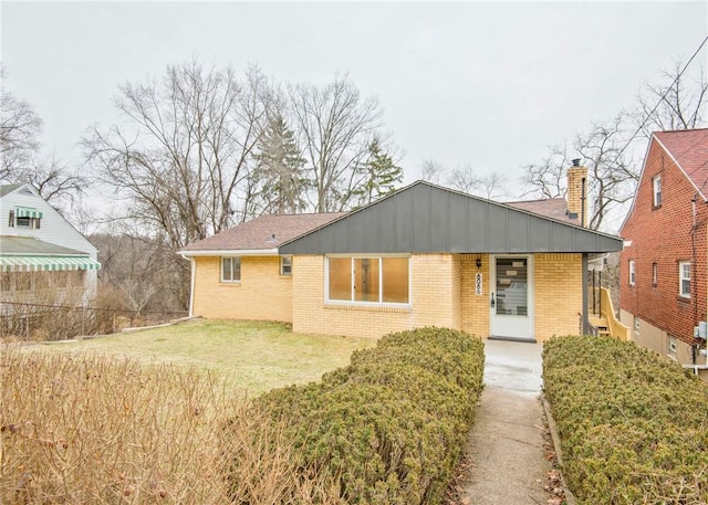 view of front of house featuring a front yard