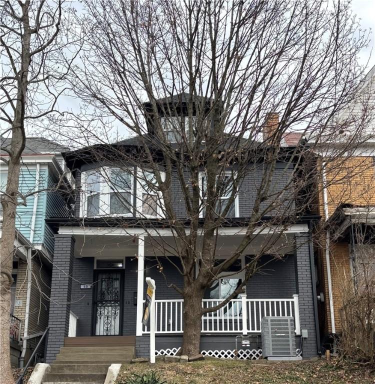 view of front of property featuring a porch