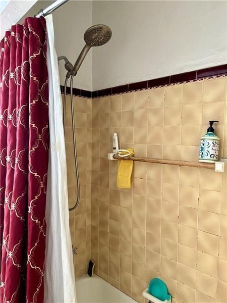 bathroom featuring shower / bathtub combination with curtain