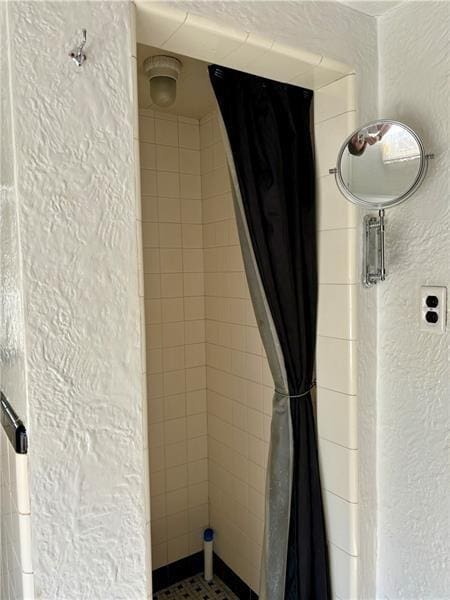 bathroom featuring a tile shower