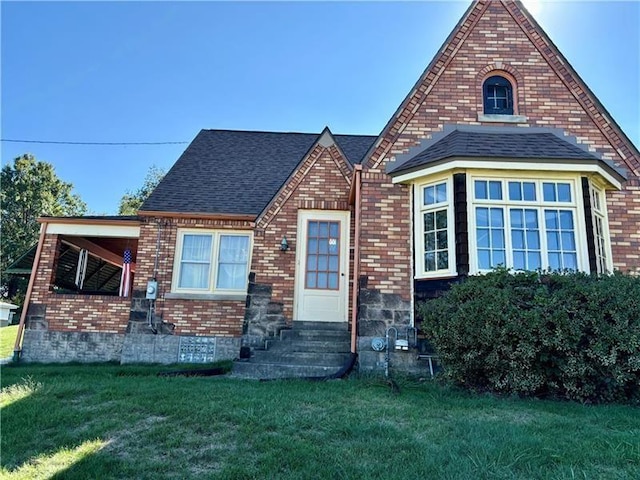 view of front facade featuring a front lawn