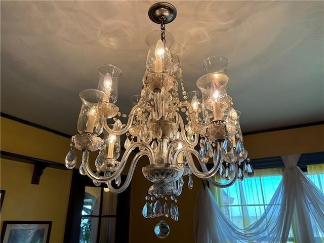 room details featuring a notable chandelier and ornamental molding