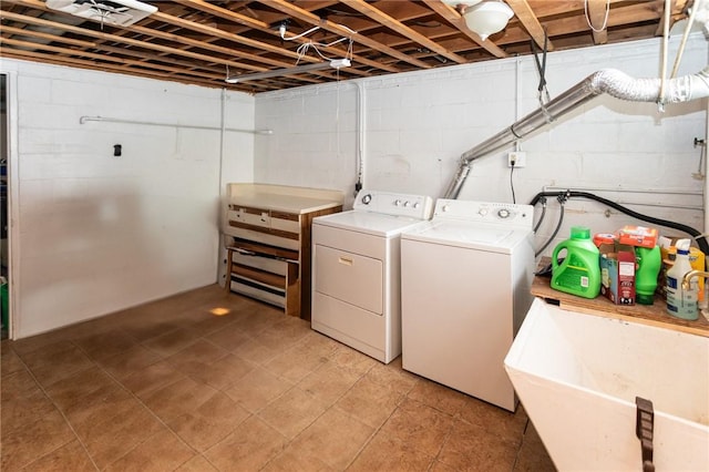 washroom with sink and washer and clothes dryer