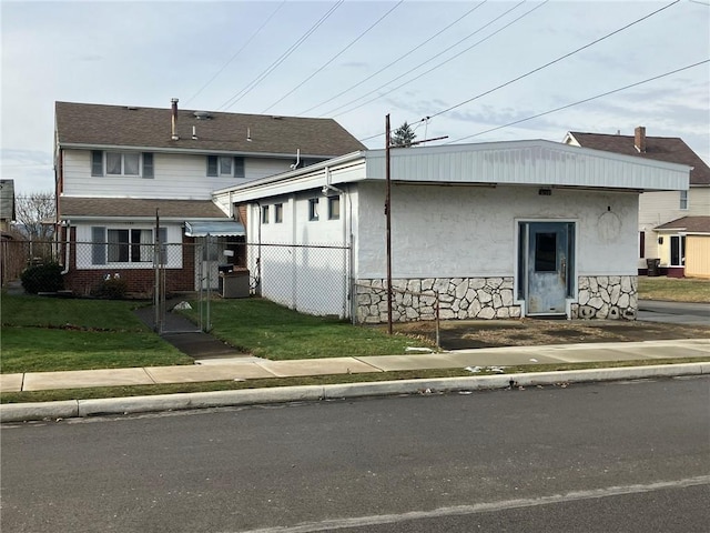 view of front of property featuring a front lawn