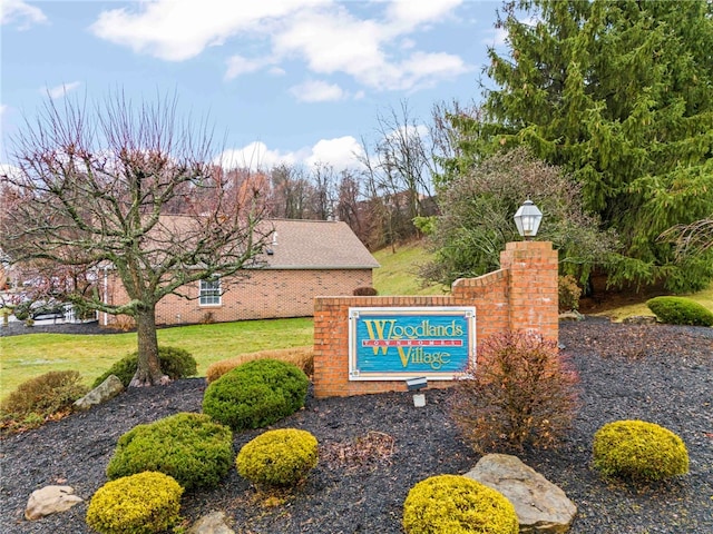 community sign with a yard