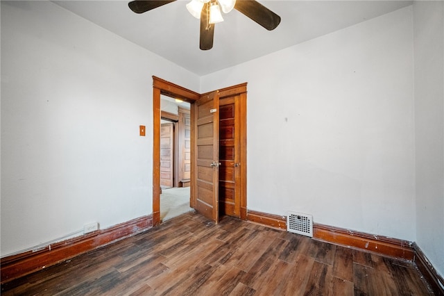 unfurnished room with dark wood-type flooring and ceiling fan