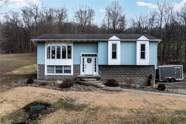 split foyer home with a front yard