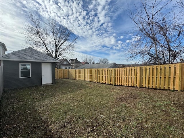 view of yard with an outbuilding