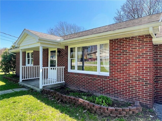 185 Holly Ln, Somerset Twp, PA 15501 - single story home featuring a porch and brick siding